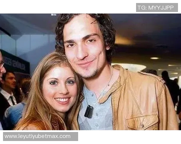 胡梅尔斯水瓶贴新闻揭示心声:20多岁渴望婚姻与家庭生活