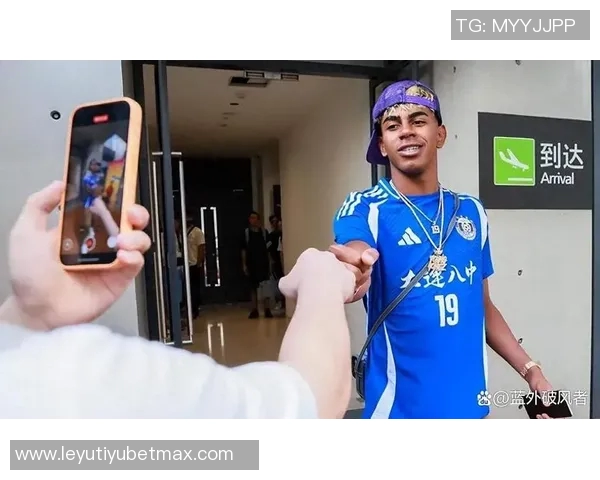 亚马尔开设个人油管频道展示迪亚斯哥伦比亚球衣引发球迷热议